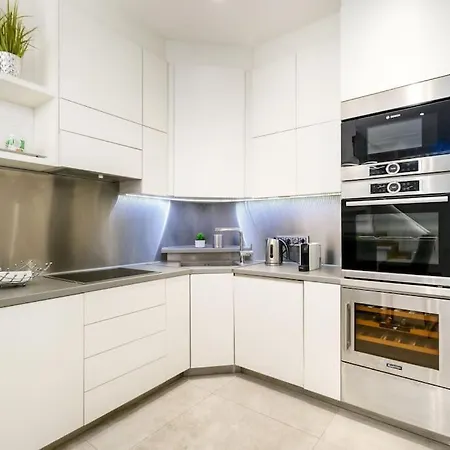 Triplex Rooftop - Parlement View & Jacuzzi Apartament