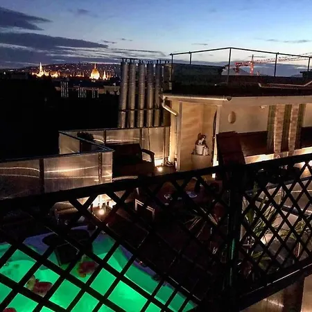 Triplex Rooftop - Parlement View & Jacuzzi Apartament *